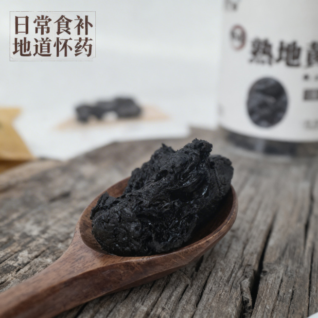 焦作熟地黄淘宝主图，场景体验展示。保持产品外观与第三张实拍图一致，古朴中式食补场景，木勺中的熟地黄放置在老榆木桌面上，背景虚化展示产品包装。保持复古药食同源风格，暖棕柔光，自然氛围感。主标题 "日常食预览效果