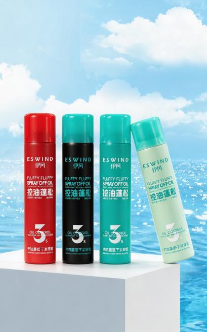 将四张伊风干发喷雾产品图放在第二张图的浅蓝色水面天空场景的白色平台上，产品摆放自然协调，光影与场景匹配，保持产品清晰完整预览效果