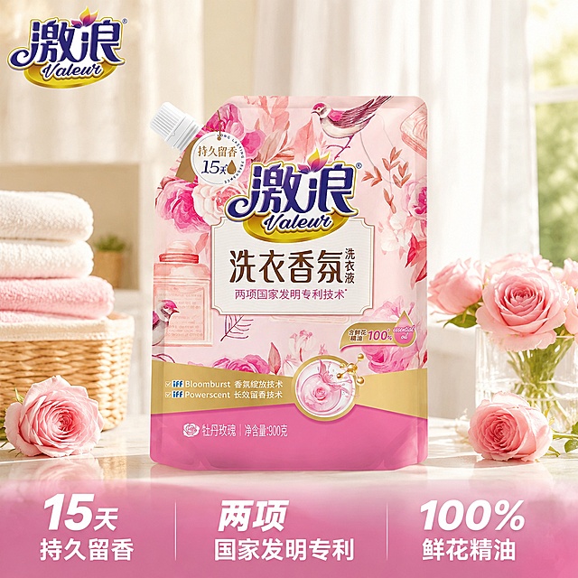 [主图-1] 激浪洗衣香氛洗衣液首图，营造温馨洁净的家居氛围
[氛围风格] 明亮温馨、清新自然的家居洗护氛围感
[画质] 商业摄影质感，光线柔和通透，产品清晰真实，画面干净高级
[元素] 激浪牡丹玫瑰香氛洗衣液袋居中展示，产品放置在洁净浅米色阳台洗衣区台面上，旁边点缀几朵新鲜粉色玫瑰，背景是柔和的白纱窗帘，午后自然光透过窗帘洒下。保持洗衣液袋外观物理结构、材质质感、颜色与输入产品图绝对一致，杜绝任何变形和色差，精细化处理。商品主体占比约70%，画面满屏无边框
[光影] 柔和侧向自然光经白纱柔化，整体明亮通透，主体光线均匀，背景有自然明暗过渡，无硬阴影，凸显产品包装的细腻质感
[配色] 主色调为浅米白+包装粉色+玫瑰柔粉色，整体干净温馨
[视角构图] 正面平视，主体居中对焦，景深适中，背景虚化突出主体
[文字版式] 左上角安全区放置提取的原包装激浪Logo，保持字形和配色不变，不遮挡主体。底部通栏半透明渐变蒙层均分三列，左列「15天持久留香」，中列「两项国家发明专利」，右列「100%鲜花精油」，文字左对齐，白字粗体，与背景形成清晰对比，大字醒目
[输出要求] 1:1比例，文字清晰可辨，超高清商业摄影质感
[负向提示词] 变形，文字错乱，产品图模糊，背景杂乱，水印，电商平台Logo，绝对化违禁词