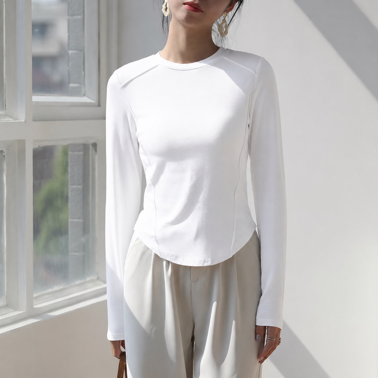 将图中人物的上衣改成纯白色，保持衣服的款式、剪裁、褶皱和光影效… - 图片创意预览