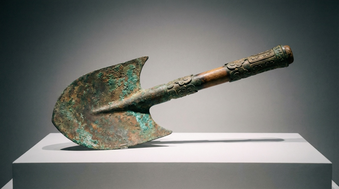 我需要一把古代洛阳铲，铲子造型以参考图为准，铲柄有青铜花纹装饰，完整洛阳铲造型，精致预览效果