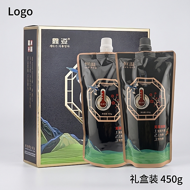 [主图-6] 鑫姿黑油完整礼盒展示
[氛围风格] 精致高级，送礼佳品
[画质] 商业摄影质感、光线柔和通透、产品清晰真实、画面干净高级，保持鑫姿黑油产品外观（物理结构、材质质感、颜色）与输入产品图绝对一致，杜绝任何变形和色差，精细化处理。商品主体占比严格控制在 60%-80% 之间
[元素] 鑫姿黑油礼盒加两袋产品组合展示，礼盒放在后方，两袋产品斜放在礼盒前方，组合陈列自然。背景为浅灰色渐变干净背景，非深色背景。画面满屏无边框
[光影] 柔和立体主光加辅光，突出礼盒包装的精致质感，阴影自然，层次清晰
[配色] 浅灰色背景搭配产品黑金绿色，色调高级协调
[视角构图] 斜侧平视，组合陈列层次分明，产品完整不裁切
[文字版式] 左上角放置鑫姿品牌Logo，右下角小字标注 "礼盒装 450g"，黑色清晰字体，不遮挡主体
[比例分辨率] 1:1 比例，2k分辨率，文字清晰可辨，超高清
[负向提示词] 深色背景，变形，水印，文字错乱，产品图模糊，背景杂乱，除染黑以外的其他功效词语