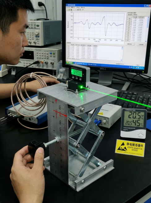 **主提示词**：实验室环境，升降台升至120mm高度（在刻度尺155mm处有红色标记）。台面上安装着MEMS加速度传感器（黑色方形，25×25×10mm），传感器表面吸附着超薄电子水平仪（厚度仅3预览效果