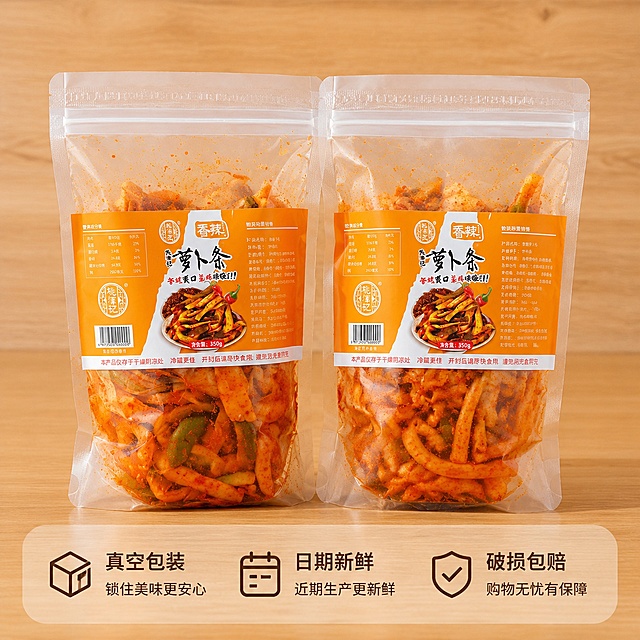 [主图-5] 香辣萝卜干规格与服务承诺，促进转化下单。[氛围风格] 简洁清晰信任感。[画质] 商业摄影质感、光线柔和通透、产品清晰真实、画面干净高级。保持萝卜干产品外观、包装颜色与输入产品图绝对一致，杜绝任何变形和色差，精细化处理。商品主体占比严格控制在65%左右，画面满屏无边框。[元素] 两袋完整包装香辣萝卜干并排居中摆放，背景简洁干净暖木纹，突出产品包装完整。[光影] 均匀柔和顶光，包装文字清晰可见。[配色] 保持产品原有橙白包装配色，搭配浅木色背景，干净清晰。[视角构图] 中心平视对称构图。[文字版式] 画面底部设置半透明悬浮条，两端留空，横向排列三项服务承诺，文字左对齐：真空包装 日期新鲜 破损包赔，深棕色文字清晰可读，不遮挡主体。[输出要求] 1:1 比例，文字清晰可辨，超高清商业摄影质感。[负向提示词] 变形，文字错乱，产品图模糊，背景杂乱，水印，电商平台Logo。