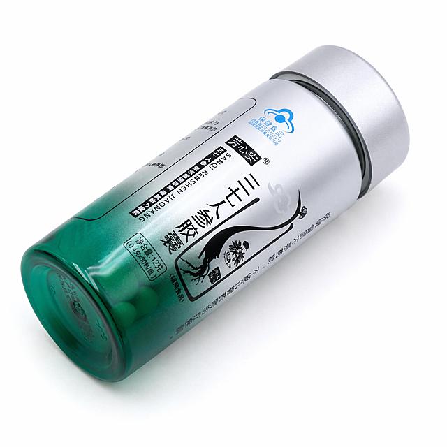 产品精修,产品置于纯白背景上,专业商业棚拍光, 5500K标准中性白光, 轮廓光, 体积光, 曝光正确, 强烈真实立体感,修复划痕磨损、表面脏污、材质细节弱, 修复划痕、磨损、掉漆和使用旧痕, 翻新为干净商业新品感, 明显提升商品表面洁净度, 清理灰尘、污渍、指纹、油污、胶痕和霉点, 基于原图材质恢复纹理、颗粒、折射、高光,呈现光滑细腻塑料质感,锁定原图商品颜色, 颜色以输入图为唯一参考, 分段部件颜色边界按原图锁定,精准还原色彩与塑料材质,锁定原图商品轮廓、件数、部件位置、连接关系、标签文字和可见功能细节, 只做精修不重绘结构,瓶身、泵头、喷头、瓶盖、瓶肩、标签和外盒结构与原图一致, 瓶身文字与 Logo 零改写, 禁止改变瓶型、盖型、泵头方向或标签排版,塑料·亮面/光面质感, 高光明确, 曲面反光顺滑, 表面光洁,正视图,标准透视校正, 正常透视焦段, 保持同类机位,比例1:1