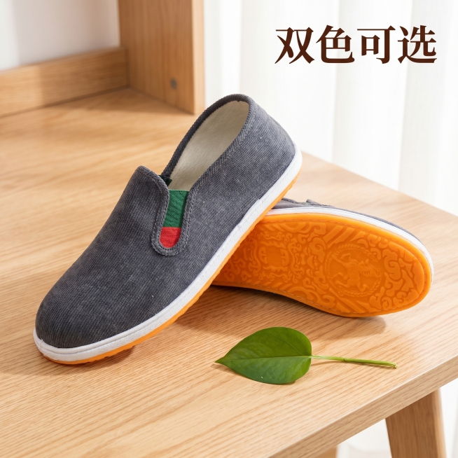 [主图 3] 老北京布鞋灰色款整体鞋型展示。[氛围风格] 简约桌面场景，自然清新质感。[画质] 商业摄影质感、光线柔和通透、产品清晰真实、画面干净高级。[元素] 灰色灯芯绒布鞋斜放在原木桌面，背景干净预览效果