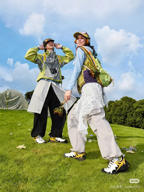 去掉图片中间的白色文字CHARLING，保持原图其他内容、色调和风格不变，自然修复去除文字后的草地和人物区域，和原图无缝融合预览效果