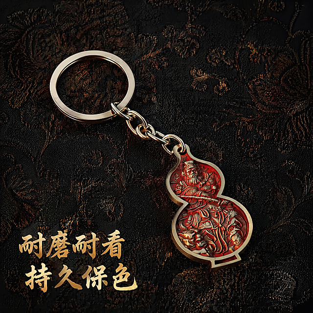 [主图-3] 武尊葫芦-赵公明钥匙扣整体结构展示
[氛围风格] 国风静物陈列，简洁高级
[画质] 商业摄影质感，清晰通透，产品真实自然
[元素] 完整展示带钥匙圈的武尊葫芦整体造型，包含链节和钥匙扣结构，保持产品各部分比例、材质、颜色与输入原图完全一致。背景使用低调黑色暗纹织锦，和首图风格保持统一。产品主体占比约65%，居中摆放，满屏无边框
[光影] 均匀柔光，整体明暗均匀，突出完整轮廓和结构，金属质感自然
[配色] 保持深底配红金产品统一色系，风格一致
[视角构图] 俯视平面陈列，完整展示产品全长结构
[文字版式] 左下角放置短句文案，大字写"耐磨耐看 持久保色"，金色书法字体，不遮挡产品主体
[比例分辨率] 1:1比例，4k分辨率，文字清晰，超高清
[负向提示词] 变形，水印，文字错乱，背景杂乱，产品模糊
