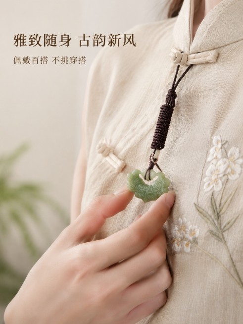 [第4屏] 佩戴效果-女生手持展示青黄口仿古如意上身效果。本屏使用【图1】作为商品主体，保留产品外观不变。
[氛围/风格] 真实自然生活化，温婉中式气质，清晰展示佩戴效果。
[元素布局] 画面右侧展示预览效果