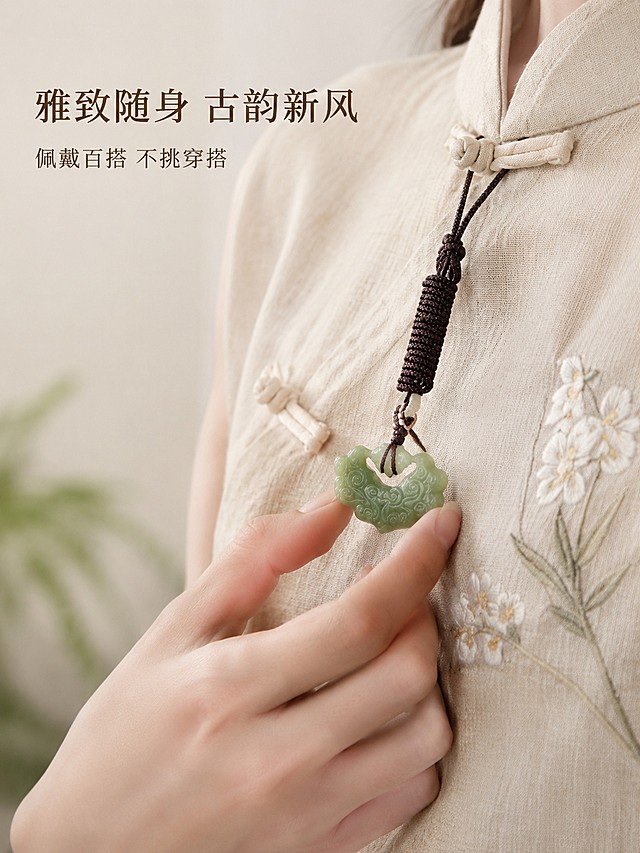 [第4屏] 佩戴效果-女生手持展示青黄口仿古如意上身效果。本屏使用【图1】作为商品主体，保留产品外观不变。
[氛围/风格] 真实自然生活化，温婉中式气质，清晰展示佩戴效果。
[元素布局] 画面右侧展示女生温婉手部，手持如意挂坠放置在棉麻旗袍衣襟旁，产品清晰展示占比约50%，背景虚化突出产品，手部姿态自然，产品位置醒目。
[光影质感] 自然光柔和，整体明亮干净，产品玉石光泽自然，手部皮肤质感真实。
[配色色系] 全局底色 #f0ede6，主色浅米棉麻色，辅助色肤色、深棕编织绳，整体素雅干净。
[视角构图] 中景特写视角，焦点在产品佩戴位置，自然舒服。
[文字版式] 左上主标题「雅致随身 古韵新风」，副标题「佩戴百搭 不挑穿搭」，字体风格统一，不遮挡主体。
[比例分辨率] 3:4 竖版比例，4K分辨率，高清画质。
[负向提示词] 手部变形，产品位置错位，颜色偏差，文字错乱，背景杂乱。