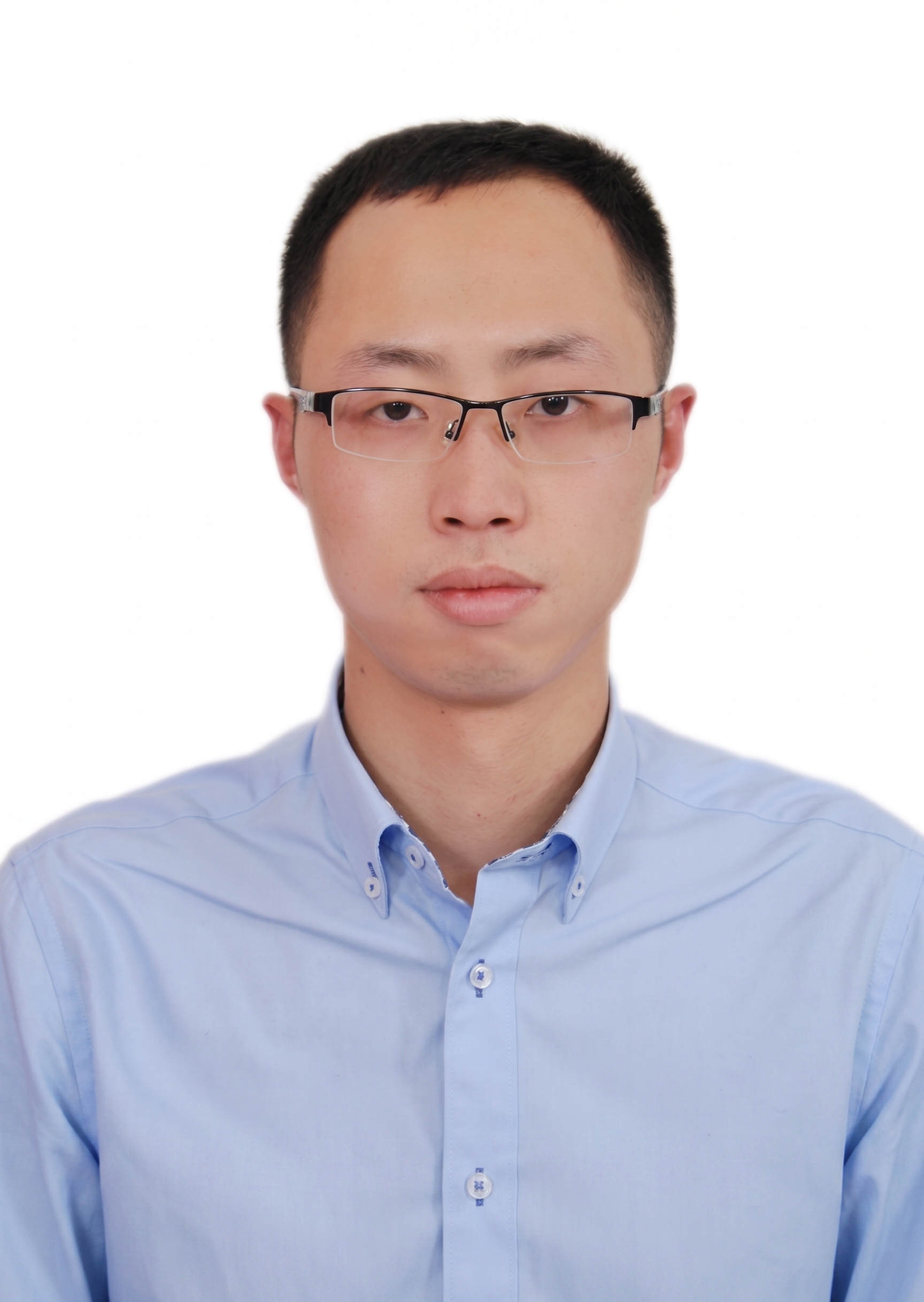 往左右两边扩图，其余人物脸型，衣服款式颜色都不变 - 图片创意预览