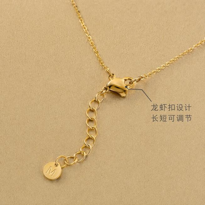 [主图-4] 链体与扣头细节展示金色贝母字母圆牌项链。保持产品外观（物理结构、材质质感、颜色）与输入产品图绝对一致，杜绝任何变形和色差，精细化处理。氛围风格：细节展示，精致工艺。画质：微距商业摄影，清预览效果