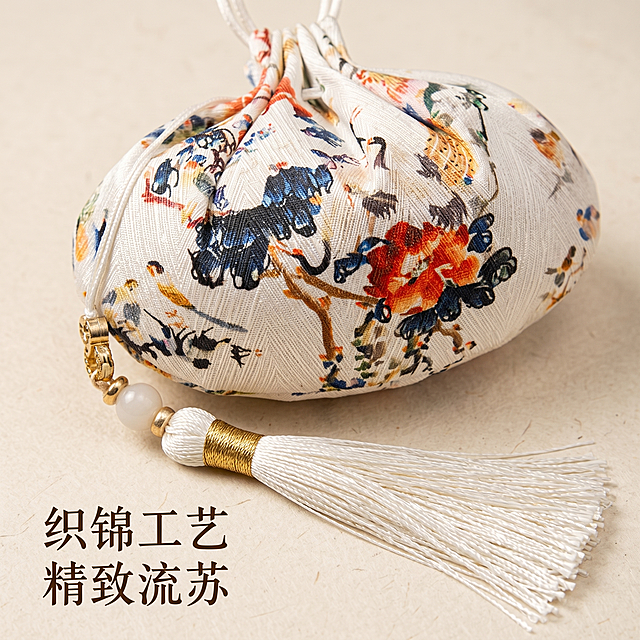 [主图 3] 古风香囊细节特写，展示精致织锦工艺与流苏做工。
[氛围风格] 古风典雅，质感精致；
[画质] 商业摄影质感、光线柔和通透、产品清晰真实、画面干净高级。
[元素] 香囊主体局部特写，重点展示织锦布料纹理、中国结装饰和流苏做工。保持香囊纹理、颜色、装饰细节与原图绝对一致，精细化处理。主体占比约75%，满屏无边框，背景为干净浅米色宣纸底，突出细节质感。
[光影] 柔和侧光，突出织物纹理和流苏纤维质感，明暗过渡自然，细节清晰可见。
[配色] 浅米色背景搭配产品本身多彩印花，整体协调干净突出细节。
[视角构图] 特写平视视角，焦点在装饰和纹理处，景深适中。
[文字版式] 左下角负空间，文字 "织锦工艺 精致流苏"，深棕色书法字体，大小适中不遮挡细节，清晰易读。
[比例分辨率] 1:1 比例，2048*2048 分辨率；文字清晰锐利，画面超高清。
[负向提示词] 变形，水印，文字错乱，产品图模糊，背景杂乱，配色刺眼，遮挡主体