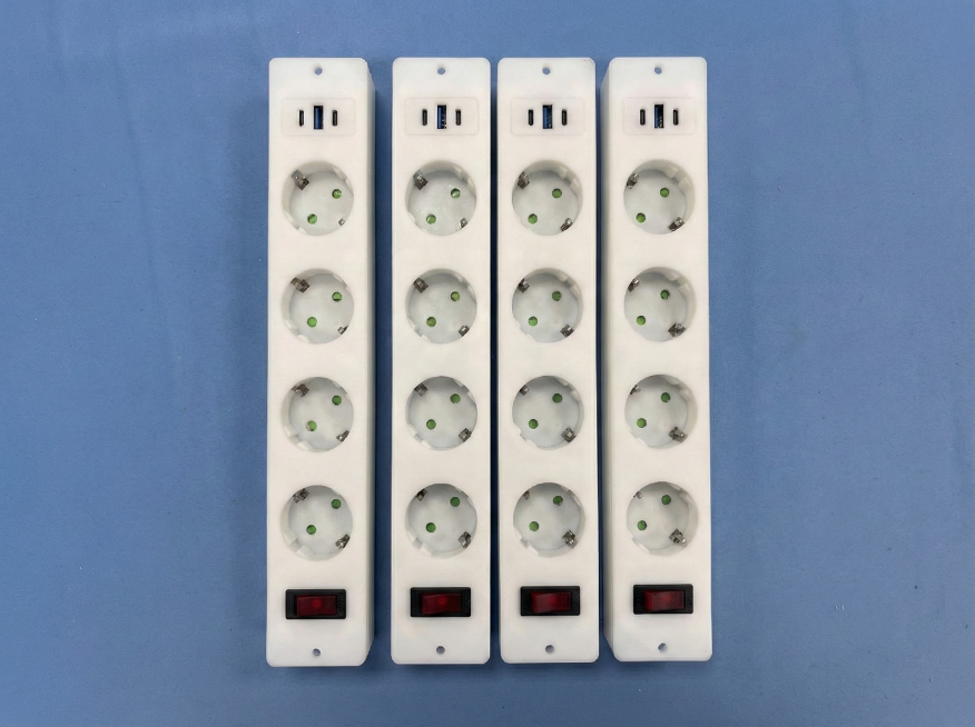 把图片这个白色插座复制3个，挨在一起。然后把电源线去掉预览效果