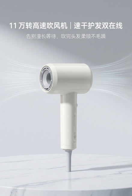 电商详情页首屏主视觉海报，2:3竖版，整体为极简ins奶油风，高级冷淡极简设计，低饱和奶油白配色，背景为浅灰色大理石肌理台面，搭配柔和侧光，光影干净高级。严格还原参考图中奶油白高速吹风机的产品细节，包预览效果