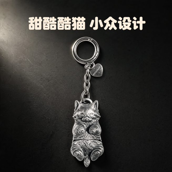第二张酷猫挂件商品封面图，复古银做旧猫咪造型钥匙扣，1:1正方形构图。保持酷猫挂件的物理结构、做旧银质感、可爱猫咪造型与输入产品图一致。采用深色做旧背景，主体放在画面中心偏下，上方留出标题区域，标题文预览效果