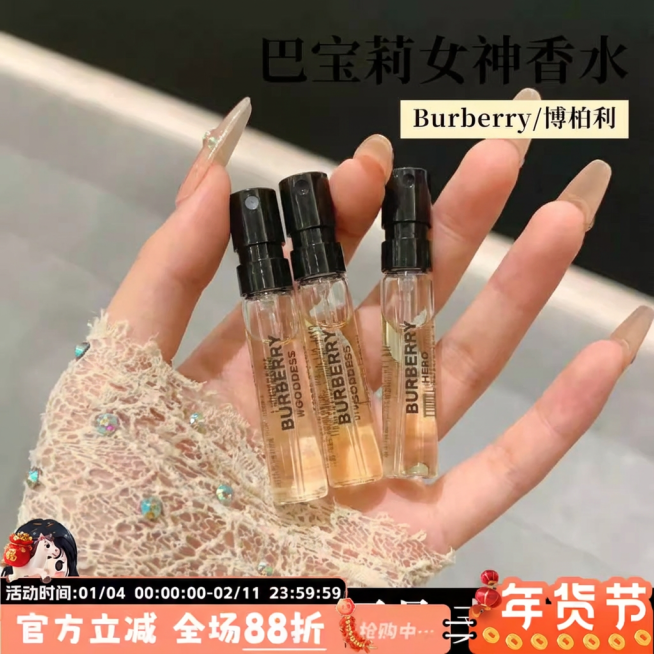 帮我把第一张的产品图3只产品放在第二张的手中，第二张的产品图去掉预览效果