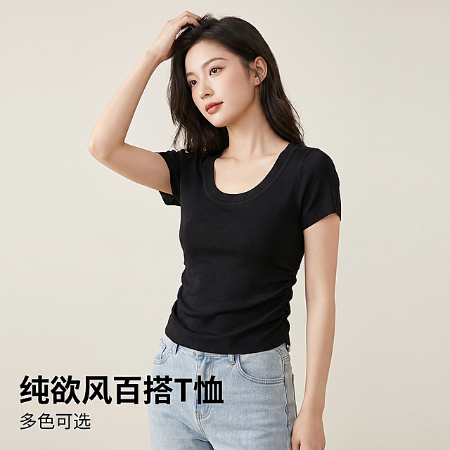 [主图-2] 黑色冰丝针织短袖模特侧身展示图；
[氛围风格] 高级感松弛感，纯欲风百搭简约；
[画质] 商业摄影质感、光线柔和通透、产品清晰真实、画面干净高级。
[元素] 同一位年轻亚洲女模特，穿着黑色冰丝针织U领短袖上衣，版型短款侧边收褶显瘦，模特侧身45度站立，展示至膝盖以上半身，妆容精致皮肤白皙，单手轻撩头发姿势自然；下装搭配简约浅色牛仔裤，和主图1保持一致；背景为浅米色极简纯色背景；保持上衣的外观颜色、冰丝针织面料质感、侧边收褶结构与输入产品图绝对一致，杜绝任何变形和色差，精细化处理。商品主体占比严格控制在70%左右；画面满屏无边框。
[光影] 柔和影棚侧光，勾勒衣服和身体曲线，浅背景反射作辅光，冰丝面料呈现自然哑光质感，光线通透层次丰富。
[配色] 主色调浅米色背景，搭配黑色上衣，极简对比干净高级。
[视角构图] 四分之三侧平视，人物为视觉中心，轮廓完整不裁切。
[文字版式] 左下负空间左对齐留安全边距，大字主文案写纯欲风百搭T恤，白色粗体最大号无衬线，黑色衣服对比清晰，下方小字写多色可选，约一半字号同色系，文字清晰不遮挡产品主体。
[比例分辨率] 1:1比例，2k分辨率，文字清晰锐利，画面超高清。
[负向提示词] 变形，水印，文字错乱，产品图模糊，背景杂乱，色偏，上身效果色差，换人换脸