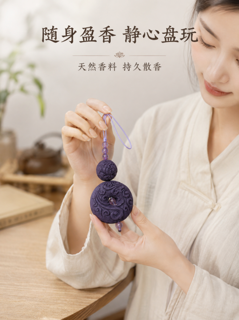 [第4屏] 美女优雅盘玩展示-非遗祥云手机链气质展示。
[氛围/风格] 雅致氛围感，温柔禅意生活风，柔和暖光，高级商业摄影质感。
[元素布局] 美女优雅坐姿，手部放松盘玩手中的非遗祥云手机链，姿态自然预览效果