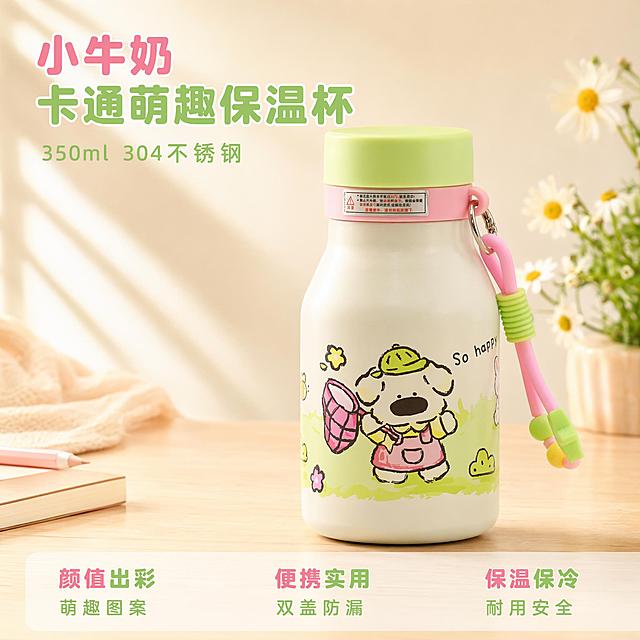 [主图-1] 小牛奶304不锈钢保温杯产品首图，清新通勤场景展示
[氛围风格] 明亮治愈，清新软萌，符合产品可爱风格
[画质] 商业摄影质感、光线柔和通透、产品清晰真实、画面干净高级
[元素] 小牛奶304不锈钢保温杯居中放置，奶白色杯身搭配粉绿配色，卡通小狗抓蝴蝶图案完整清晰，粉色挂绳自然垂落，放置在浅色木质桌面，右侧点缀几支小雏菊，背景为干净的浅米色墙面，阳光从左侧斜射进来。保持产品外观、物理结构、材质质感、颜色与输入产品图绝对一致，杜绝任何变形和色差，精细化处理。商品主体占比严格控制在70%左右；画面满屏无边框。
[光影] 左侧自然光为主光，柔和明亮，杯身呈现自然明暗过渡，桌面形成轻微投影，通透不灰蒙，轮廓清晰，高光不溢，暗部有层次。
[配色] 主色调为奶白色，辅助色为粉绿清新配色，背景浅米色，整体干净柔和
[视角构图] 平视45°斜角，产品为视觉中心，景深适中，产品完整不裁切
[文字版式] 左上角负空间左对齐留安全边距，大字文案“小牛奶 卡通萌趣保温杯”，粉绿色粗体无衬线字体，字号最大；下方小字“350ml 304不锈钢”，字号缩小一半，同色系浅字；底部通栏半透明蒙层均分三列，列内文案左对齐：列一「颜值出彩」「萌趣图案」列二「便携实用」「双盖防漏」列三「保温保冷」「耐用安全」，字体对比清晰，文字不遮挡产品主体。
[输出要求] 1:1比例，文字清晰锐利，超高清商业摄影质感
[负向提示词] 变形，文字错乱，产品图模糊，背景杂乱，水印，电商平台Logo