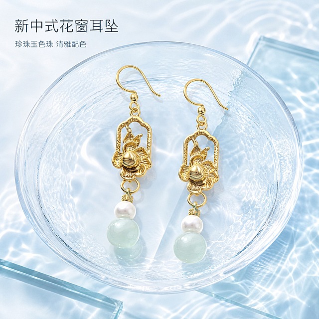 [主图-1] 首图/点击率图，唯一任务：以清透静物陈列完整呈现整副新中式花窗耳坠的外观与身份感。
[统一基调] 清透清新风格；浅蓝白渐变无缝底（上浅蓝#EAF3F8 到下米白#FFFFFF），玻璃质感台面与细水波纹折射光影；陈列道具统一为透明玻璃托盘与浅蓝玻璃片这一类材质；标题用中文细黑体无衬线字体，标题字色深青蓝#1B3B4F，辅助文字中青蓝#5B7A8C，强调色清透湖蓝#6FB7D4；组件为极细白线或浅蓝线分隔与小号浅蓝标签，不用厚重色块和边框；明亮通透布光，柔光箱高光加水波焦散光斑。
[画面] 一块透明玻璃托盘平置于玻璃台面中央，两枚耳坠左右对称平放于托盘上，耳钩朝上、镂空花窗居中、珍珠与玉色圆珠自上而下依次垂落，两枚产品完整不切割，占画面约70%，俯视微侧约30度；金色镂空花窗的边框、花枝与小朵花纹结构清晰，珍珠圆润、玉色圆珠呈半透明清透质感；台面下方透出柔和浅蓝水波焦散光斑，背景干净无多余道具。产品外观、结构、材质、颜色必须与输入图完全一致，不得改变花窗造型、连接顺序与珠体比例。
[光影质感] 明亮通透的商业珠宝摄影，柔光箱大面高光在珍珠与圆珠表面形成温润柔和高光点，窄条轮廓光勾出花窗金属边缘与镂空孔洞的透光感，玻璃台面上保留产品自然接触阴影与轻微反射倒影，金属表面顺滑无毛刺，无过曝发白、无廉价塑料高光，彻底清理灰尘、划痕、指纹与脏反光。
[配色] 沿用统一基调的浅蓝白与深青蓝体系，强调色仅用于小号标签与极细线条。
[文字版式] 左上安全区一行中文细黑体标题「新中式花窗耳坠」，其下方一行约小一半字号的辅助文案「珍珠玉色珠 清雅配色」；字色深青蓝，与浅底强对比，文字不压产品，放不下则换行或缩短，不拉伸压扁。
[输出要求] 1:1 正方形高清；文字清晰可读、产品完整清晰、金属与珠体材质真实；负向：产品变形、结构错乱、镂空纹样糊化、错字乱码、模糊、杂乱背景、水印、任何电商平台 Logo、原图木质展示架与绿色背景残留、厚重色块底板、多余手指、畸形手。