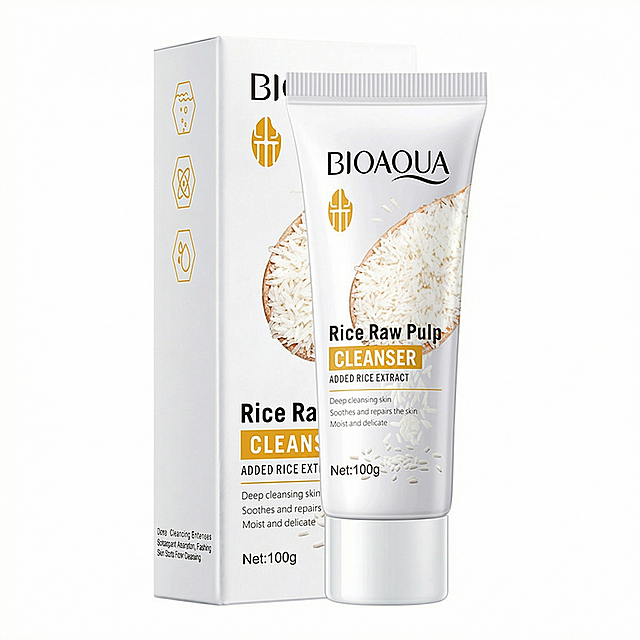 [主图 1] 碧欧雅大米原浆洁面乳产品首图
[氛围风格] 专业极简产品展示，符合马来西亚跨境电商规范
[画面元素] 商业摄影质感，光线柔和通透，产品清晰真实，画面干净高级。碧欧雅大米原浆洁面乳管身和包装盒居中放置，产品占画面85%以上，保持产品外观与原图一致，背景为纯白色#FFFFFF，无边框无多余装饰，无文字营销信息
[配色色系] 背景纯白，保留产品原有白金色配色
[视角构图] 正面平视，景深适中，产品居中
[文字版式] 无额外文字文案，仅保留产品本身原有文字
[比例分辨率] 1:1比例，2k分辨率，超高清，文字清晰可辨
[负向提示词] 变形，水印，文字错乱，产品图模糊，背景杂乱，彩色背景，营销文字，边框，道具