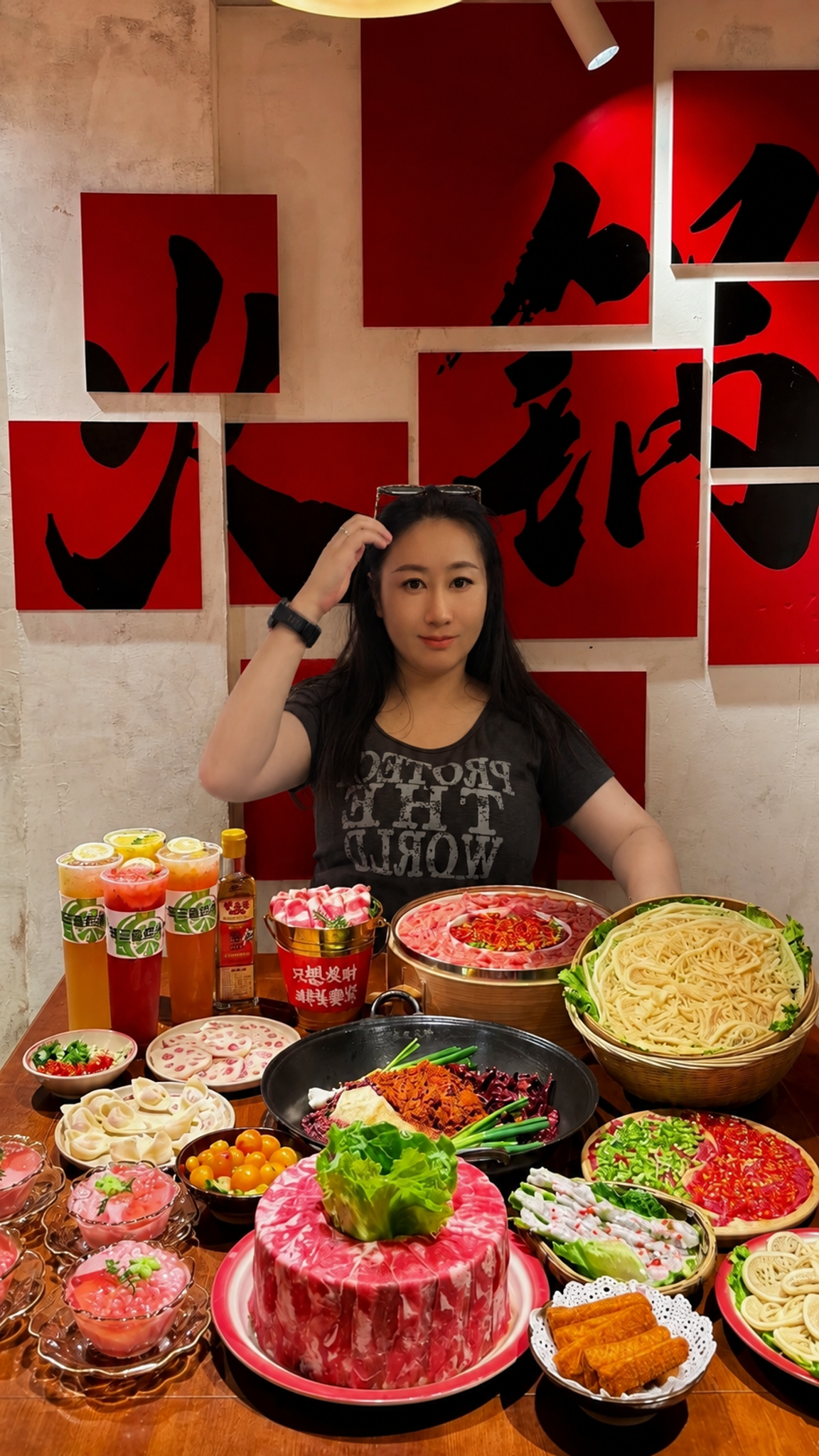 将第二张图中的女性人物自然地放置在第一张火锅餐桌的后方，人物坐… - 图片创意预览