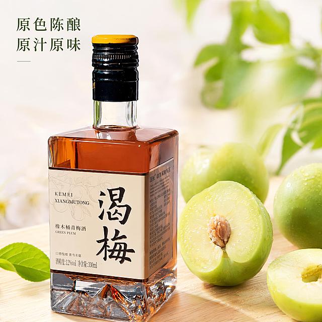[主图3] 橡木桶青梅酒细节展示主图，小清新风格。保持渴梅青梅酒瓶身所有文字、外观信息完全不变。构图：微距特写瓶身标签和琥珀酒液，旁边摆放切开的新鲜青梅果肉，展示原料新鲜度。画面左侧放产品主体，右侧特写果肉纹理，双主体清爽布局。背景为浅白木质桌面，点缀新鲜青梅叶，干净通透。光影：自然柔光，突出酒液通透琥珀光泽和果肉鲜嫩汁水。文字左上留白：原色陈酿 原汁原味。配色浅绿+原木色，低饱和小清新。比例1:1，2048x2048，2K分辨率。负向提示词：变形，文字错乱，瓶身文字改变，产品模糊，背景杂乱，水印，遮挡主体