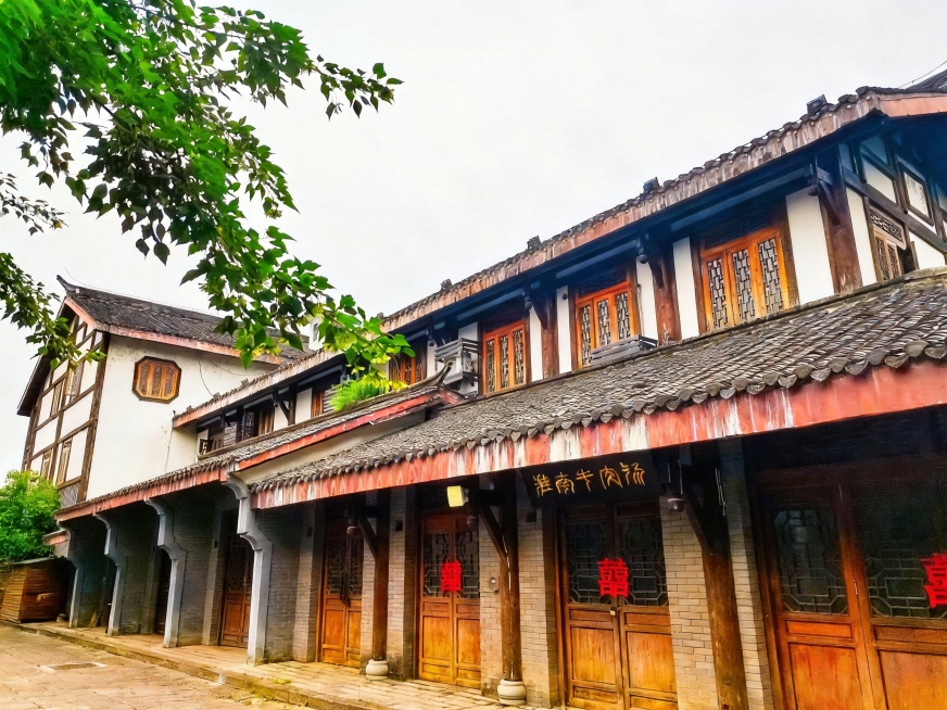 增强图片整体色彩饱和度和鲜艳度，保留原建筑古镇景观，提升画面色彩表现力，不改变构图和内容预览效果