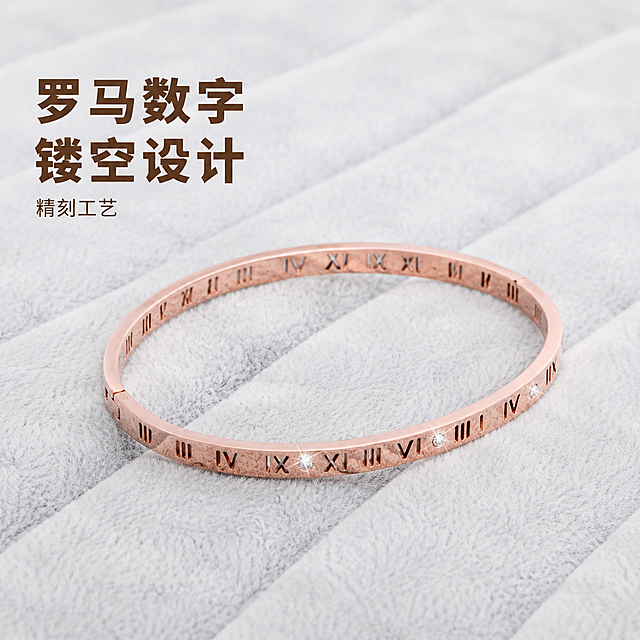 [主图-2] 玫瑰金罗马数字手镯设计亮点展示。[氛围风格] 简约精致质感风；[画质] 商业摄影质感、光线柔和通透、产品清晰真实、画面干净高级。[元素] 产品主体为玫瑰金罗马数字开口手镯，保持手镯外观（即物理结构、材质质感、颜色，罗马数字镂空设计、三颗镶钻位置）与输入产品图绝对一致，杜绝任何变形和色差，精细化处理。采用静物陈列方式，手镯斜放在浅灰色斜纹毛绒背景上，完整展示手镯整体闭合轮廓，突出罗马数字镂空雕刻工艺和镶钻细节。商品主体占比严格控制在60%-80%之间，画面满屏无边框。[光影] 顶部柔光均匀打光，金属光泽自然，镂空雕刻阴影清晰，镶钻有星芒高光，整体画面干净通透。[配色] 玫瑰金色产品搭配浅灰色毛绒背景，色调统一高级，白平衡准确。[视角构图] 45度斜侧俯视视角，完整展示手镯整圈轮廓，背景纹理简洁有层次。[文字版式] 左侧负空间左对齐，大字文案 "罗马数字 镂空设计"，深棕色粗体无衬线，字号适中，辅助小字 "精刻工艺" 缩小一半同色系，不遮挡手镯主体。[比例分辨率] 1:1 比例，4k 分辨率；文字清晰锐利，画面超高清。[负向提示词] 变形，水印，文字错乱，产品图模糊，背景杂乱，廉价塑料感高光，文字压产品主体。