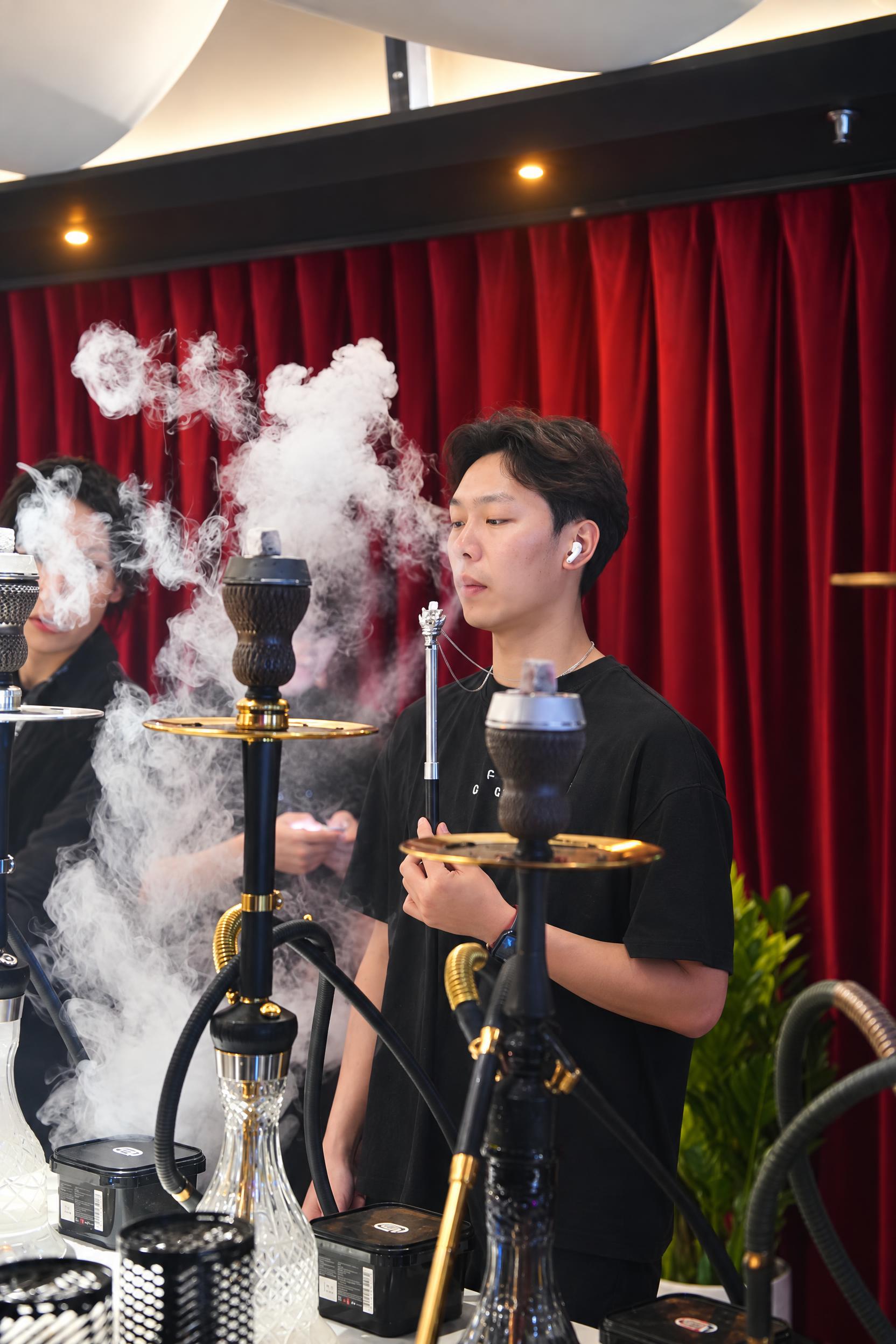 提升整体画质，去除噪点，增强精修质感，保留真实自然的写实质感，… - 图片创意预览
