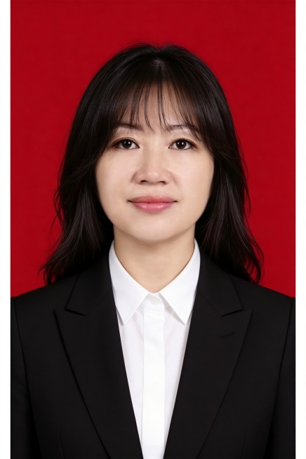 保留第一张图中人物发型､脸型､年龄特征生成标准样式纯正面证件照;人物主体严格居中,头部大小与位置严格对齐第二张图,双肩水平平衡,面部中轴线对齐画面中心,正视前方;标准证件照构图,人物绝对居中;头顶上方预览效果