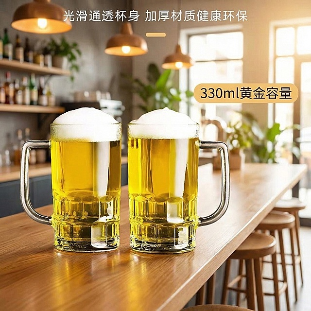 根据这张主图帮我生成一套电商主图吧，要求更改背景，风格相同，体现出来带手柄方便，加厚杯底加厚杯壁，330毫升黄金容量