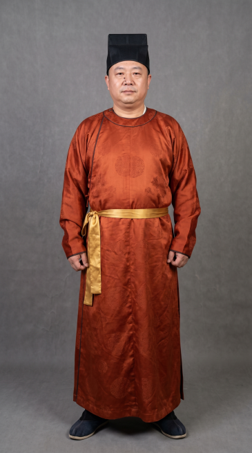 古装剧人物全身照，正视图，灰色背景现实风格，纹理细腻，全身站立，严格6:8头身比例，体态匀称，腿部修长，东方人体比例，精准稳定。五十岁东方男性，圆脸双下巴，小眼睛，鼻侧有小黑痣，身穿赭红色绸缎员外袍，预览效果