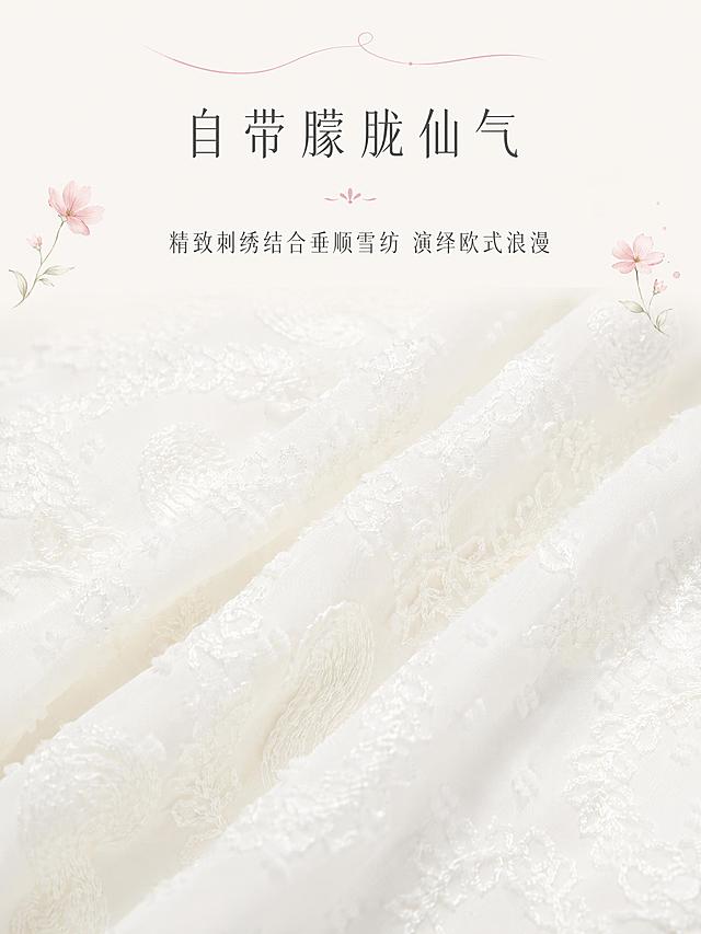 「图片1」「图片1」「图片1」「图片1」「图片1」「图片1」「图片1」「图片1」「图片1」「图片1」一、产品种类
（一）连衣裙
精致浪漫仙女雪纺小白裙，柔软的刺绣点点雪纺料，既有蕾丝的精致感，又有雪纺的垂感，两者结合，有种若隐若现的朦胧仙气。领口和腰部拼接水钻织带压边，经典三角收腰大裙摆设计，仙气十足。
领口处采用花边水钻设计，搭配公主灯笼袖，充满了欧式复古与少女感，带给你异域风情的浪漫体验！面料上选取了重工雪纺，点点提花，加上盘花刺绣点缀，精致有垂感，极富优雅与知性。
连衣裙商品参数如下表所示：
品牌	品尚	廓形	X型	颜色	白色
腰型	高腰	面料	雪纺	裙型	大摆裙
上市时间	冬季	衣门襟	套头	风格	通勤
领型	V领	图案	纯色	袖长	长袖
流行元素	钻饰、绣花、花边	适用年龄	25-29周岁
连衣裙销售信息：
总数量	2000件	价格	399元
上架时间	立刻上架	采购地	国内
付款模式	一口价	服务	30天免费换新
售后服务	提供发票	库存计数	买家拍下减库存
（二）牛仔裤
品尚牛仔裤，尝试新活，索引潮流！采用舒适柔软面料，有弹力不紧绷，透气吸湿保持干爽，带给你时尚又恰到好处的舒适体验；裤脚处自然的字母刺绣设计，时尚又有型，松紧抽绳裤腰，贴合而舒适，弹性束脚设计，修饰腿型，穿着舒适。
裤腰处立体剪裁，搭配时尚腰带，穿脱方便；顺手的斜插口袋设计，时尚大方，方便放置贴身物品；口袋下方搭配了个性撞色的标签设计，彰显个人气质，拒绝撞衫。
牛仔裤商品参数如下表所示：
品牌	品尚	风格	港风	适用场景	运动、日常
工艺	免烫	材质	纯棉	适用季节	秋季
裤门襟	系带	腰型	自然腰	裤型	铅笔裤
弹力	微弹	面料	常规牛仔布	裤长	九分裤
上市时间	秋季	颜色	浅蓝色、灰色、黑色
牛仔裤销售信息：
总数量	1800件	价格	199元
上架时间	立刻上架	采购地	海外及港澳台
付款模式	一口价	服务	30天免费换新
售后服务	提供发票	库存计数	买家付款减库存
二、店铺服务
（一）关于商品
从品尚创立以来，我们力求为您提供每一个细节您都满意的产品，从设计、工艺、材质，都经过层层筛选和淘汰，用心的态度，生产用心的产品。每一位员工都是它的忠实使用者，只有好的，我们才会呈现给您。商品上架前均由专业摄影师拍摄，拍摄内容包括：室内拍摄、细节拍摄，全方位给客户展示我们的商品，让客户看得更清，了解得更详细，买得更放心。
关于色差：本店商品均为专业摄影师拍摄，尽可能使照片与实物保持一致，但是由于光线、显示器设备、个人对颜色理解等不同因素的存在，图片和实物可能有轻微偏差，请以实物为准。
（二）关于发票
本店默认开具电子发票，如需纸质发票，请联系客服提供发票抬头和收件信息，发票内容为商品明细。
（三）关于快递
订单付款后，我们将在12小时之内尽快为您发货。目前默认的快递是中通，仓库会根据您的地址就近发货，非特殊情况，不接受指定快递。
（四）关于保养
毛呢：暂时不穿的大衣，就算不晒太阳，也最好放在通风处，让你的毛呢大衣“透透气”!这样能提高穿着寿命哟！毛呢大衣常常要拿出来晾晒，以防发霉蜕变，晾晒时应避开强光，放在透风处，将衣服翻到背面晾晒，避免呈现退色；
拉链：夹克上拉链保养，应在使用期间定期以干布擦拭，如发生微氧化，可尝试以面粉或牙膏轻轻擦拭。
（五）关于退换
本店支持7天无理由退换货，在规定的时间内，保证商品不影响二次销售，包装保存完好的情况下，可联系客服退换货。我们已为您购买运费险，如果需要退货，产生的运费会有保险公司理赔，您可以放心下单。
买家购买商品后，如产生任何配饰（拉链、毛领等）问题，1个月内免费邮寄新配饰，请提前咨询客服，客服电话是0755-2234426。