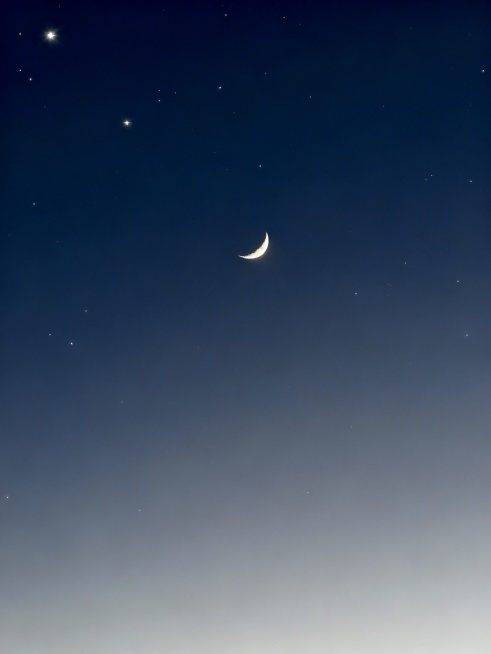 夜空中的弦月与几颗星星预览效果