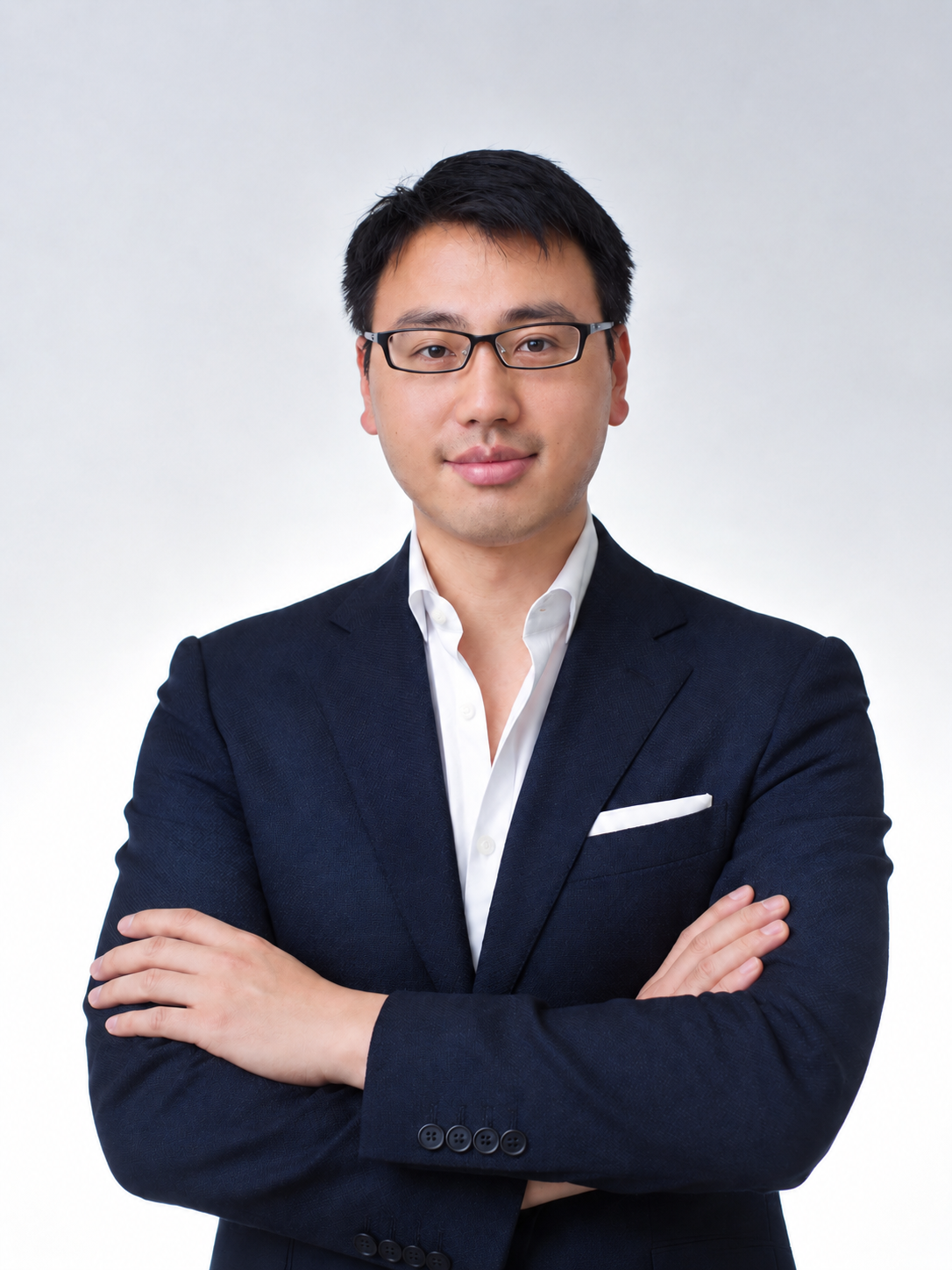 这是同一人的两张参考图：第一张为原图（头部较大），第二张为头部… - 图片创意预览