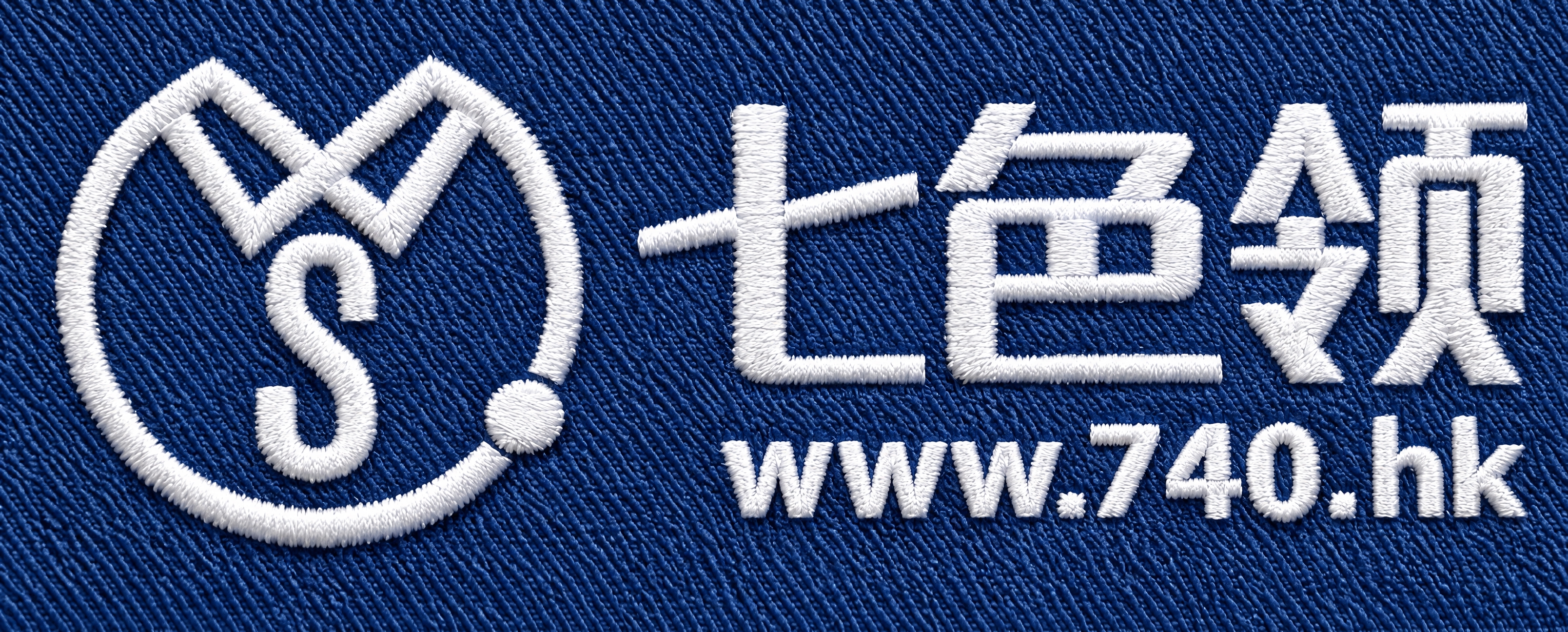 将参考图中的刺绣logo改为白色刺绣线效果，布料为蓝色涤棉斜纹… - 图片创意预览