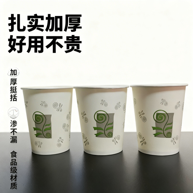 [主图2] 一次性加厚纸杯核心卖点展示，简约质感风格。主图左侧垂直排列三个核心卖点：加厚挺括、不渗不漏、食品级材质，每个卖点搭配精致小图标，右侧展示三个独立的欣兰花纸杯整齐排列在干净桌面，背景是浅纯色预览效果