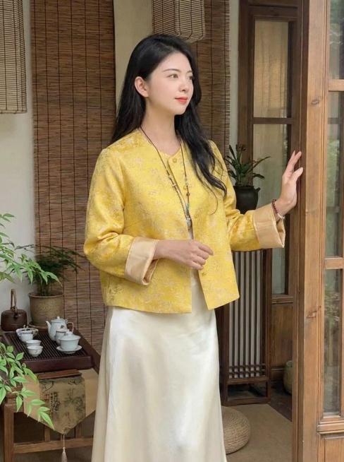 这是一款唐装/中式服装 上衣，帮我生成10张人物模特图片，一张图一个人物特写，背景要一样，10张图片要不同角度，新中式风格，要求同一个女生模特，与图片上模特脸、背景不同，模特年龄大约26-40岁之间预览效果