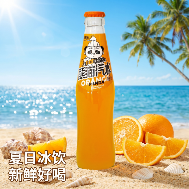 [主图 4] 熊猫汽水夏日饮用场景展示；氛围风格：夏日海边度假，清爽解渴，真实自然；画质：商业户外摄影，高清通透，自然真实；元素：玻璃瓶装熊猫橙味汽水放置在沙滩前景，周围散落新鲜橙子切片和贝壳，远处是预览效果