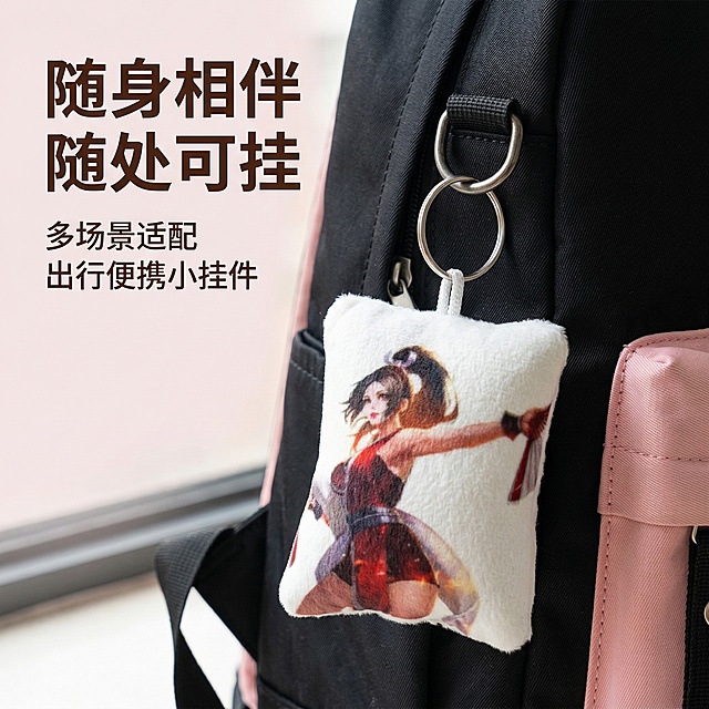 1:1 竖版电商主图，严格还原不知火舞语音挂件产品细节。场景为日常黑色/粉色背包侧面，挂件挂在背包挂环上，侧拍45°角度，突出产品便携悬挂设计。主标题："随身相伴 随处可挂"，副标题："多场景适配 出行便携小挂件"，主标题置于画面上方左侧，副标题在主标题下方，文字采用统一无衬线字体，颜色为深棕色，与背包背景形成柔和对比。整体设计为杂志级排版，场景高清真实，光影自然，突出产品便携卖点，风格与首图完全统一，高级感强。负面提示：禁止产品细节失真、图案模糊，禁止场景模糊、光线过暗，禁止角度倾斜过度导致产品看不清，禁止文字字体不统一，禁止出现与便携无关的元素。