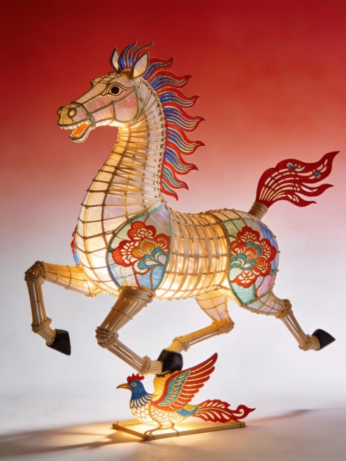 画面中心大的马踏飞燕非遗造型，细腻清晰纹理，通体透光轻发光，无限细节，明暗对比，劲健独特奔跃造型，大师级工艺（工艺细节说明：马踏飞燕的工艺尽显中式传统造物的精湛雄浑，是民间手工技艺的典型代表。其以精预览效果