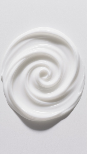 超高清商业摄影风格，纯净白色背景，镜头聚焦于中心区域，展现细腻柔滑、富有光泽感的白色面霜质地，面霜呈现出精致的立体波浪样式，边缘平滑流畅，中心形成优雅的螺旋上升造型，表面有自然的光影折射，高光处明亮柔和，阴影过渡自然，整体构图简洁大气，突出面霜的丝滑质感与变换后的独特形态，无任何文字或标识元素。预览效果