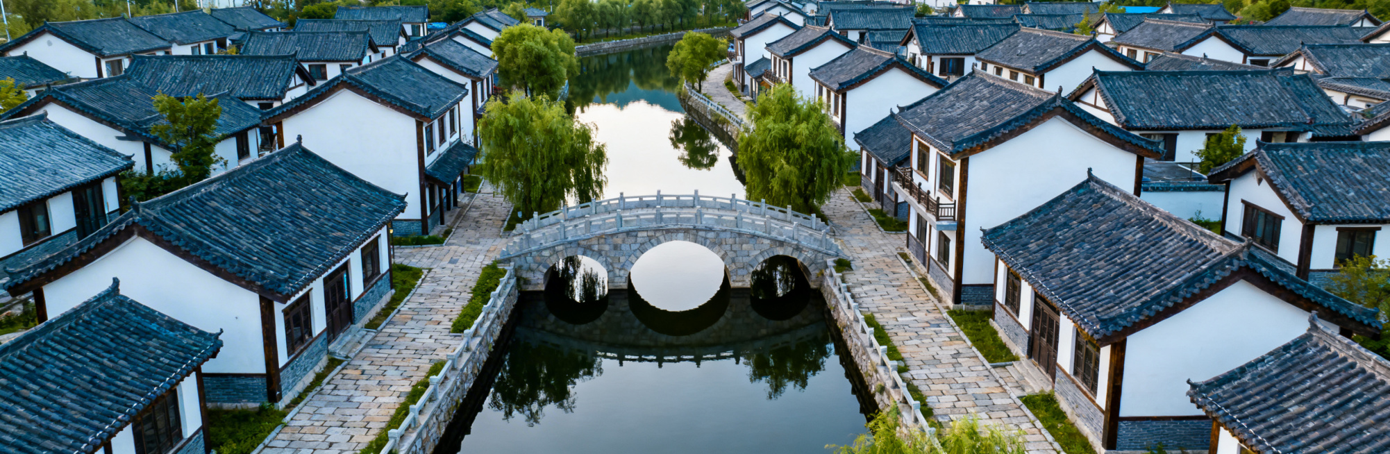 辽宁本溪桓仁江南水镇，河道环绕的江南风格民居水街，石桥流水，清新风景摄影，写实清晰照片预览效果