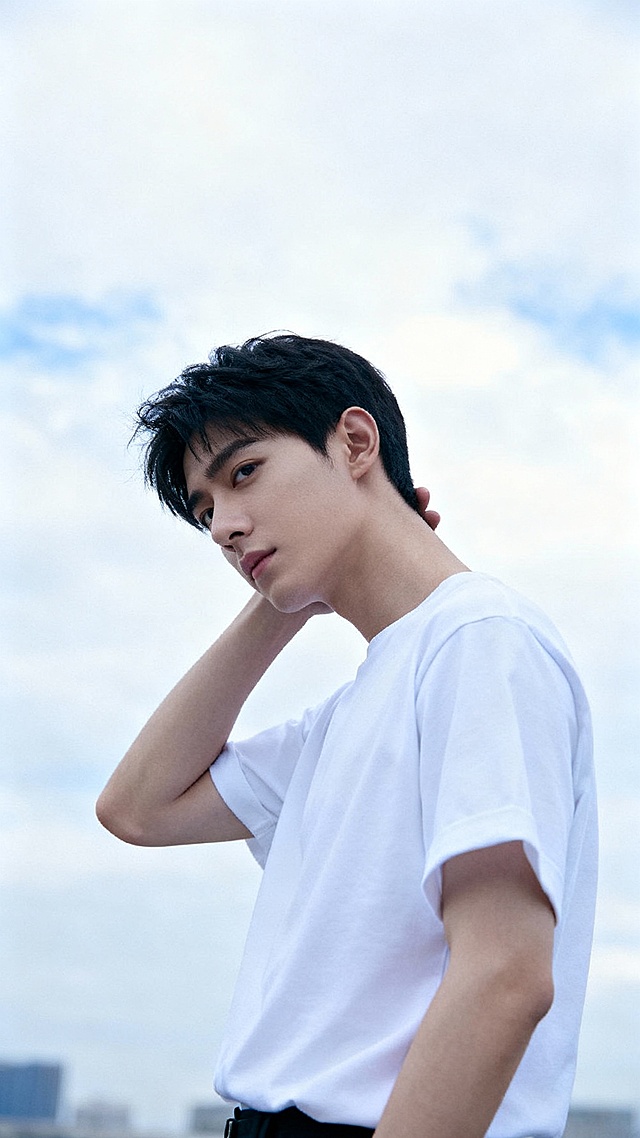 帮我生成20张明星写真图，都市时尚肖像，包含深色西装男性、格纹衬衫中年男性、红发墨镜女性、年轻时尚女性、皮夹克领带男性与侧身扶耳青年，背景涵盖纯色、天空与现代弧线元素，整体比较干净的亮色为主色调，比如白色蓝色，白黄色，暖色等呈现专业、简约且富有疏离感的时尚摄影风格。