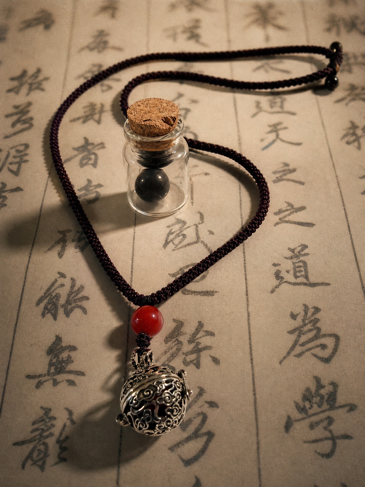 俯拍微距摄影，一条传统的中国风项链，配有红玛瑙珠和精致的银色镂… - 图片创意预览