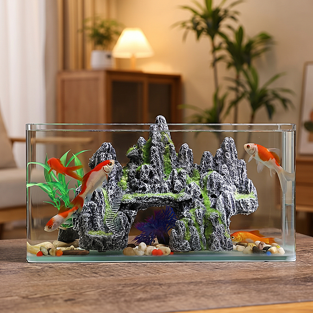 鱼缸仿真假山带躲避洞造景装饰，成品水族箱布景，放在鱼缸里的假山摆件，搭配金鱼实景展示，温馨家居风格，电商爆款主图