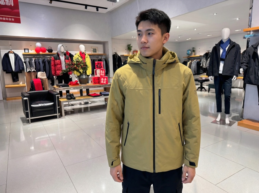 将图片中的衣服穿在真实人物，亚洲年轻男性模特身上，熨烫平整，提升明亮度预览效果