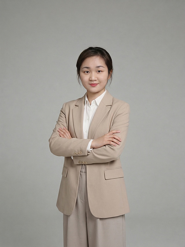 加一个与裤子同色的西装外套，面向镜头，抱着胳膊